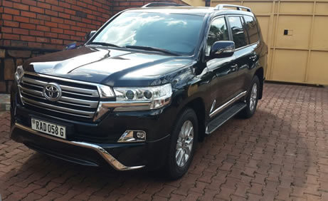 Hire a Land cruiser V8 in Rwanda-Uganda